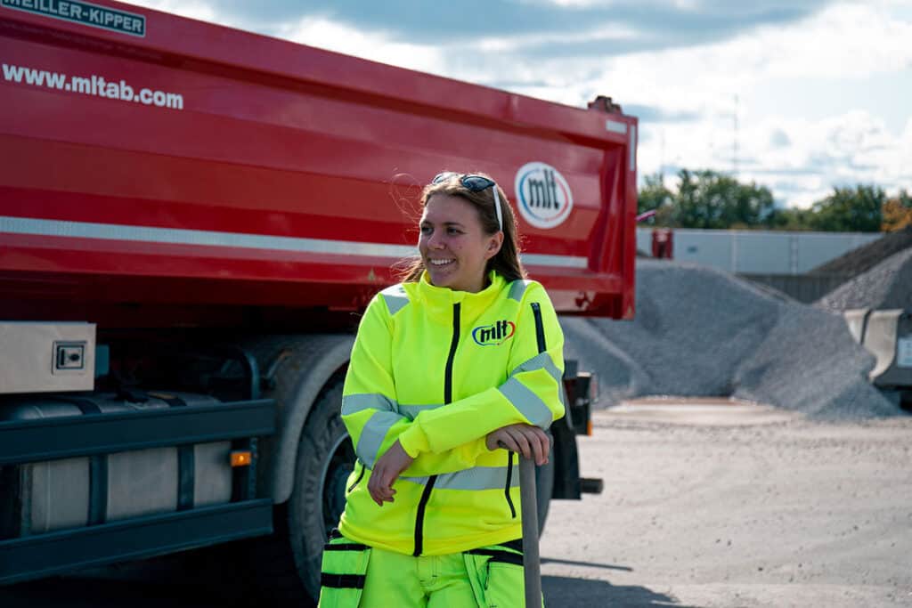 Medarbetare skottar grus